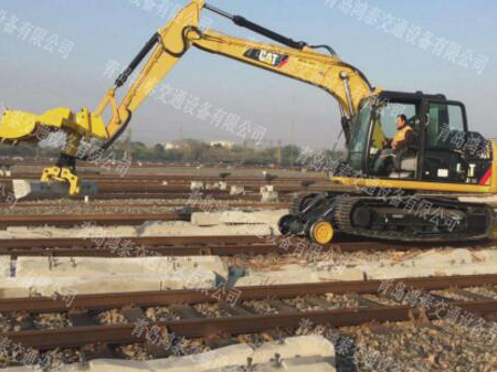 新疆鐵路局各工務(wù)段公鐵兩用換枕木機(jī)